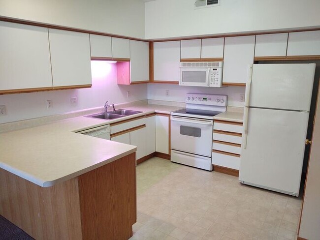 Building Photo - $1,195 | 2 Bedroom, 1 Bathroom Condo | No ...