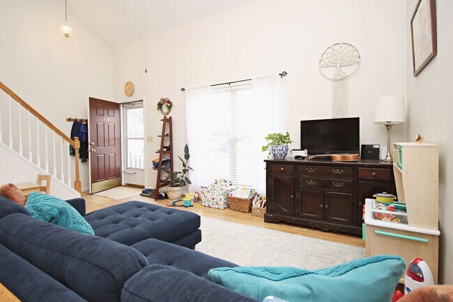Building Photo - Pet-Friendly End-Unit Ridgecrest Townhome