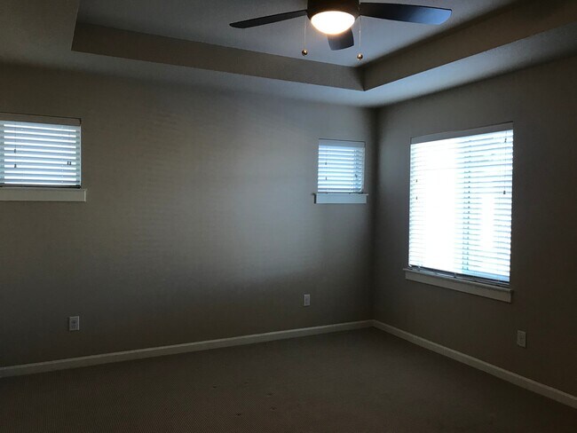 Building Photo - Beautiful NE Bend home, includes office an...