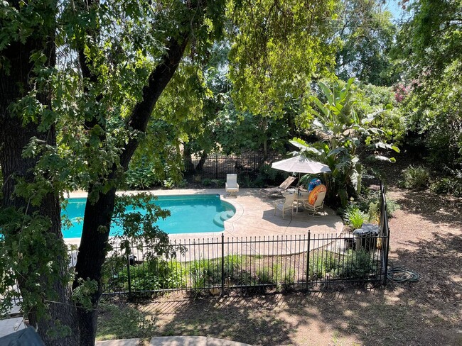 Building Photo - Amazing Riverfront Home for Rent