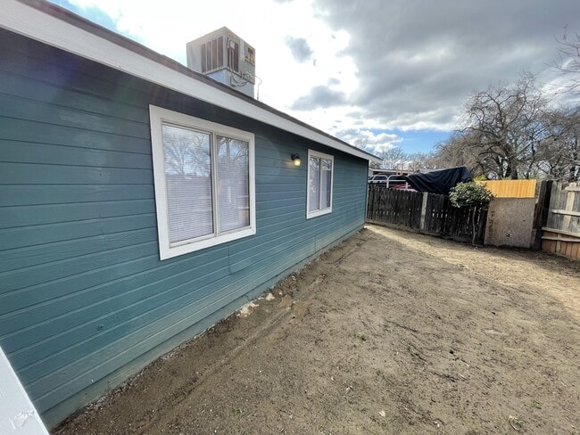 Building Photo - 2800 E Valley Oaks Dr