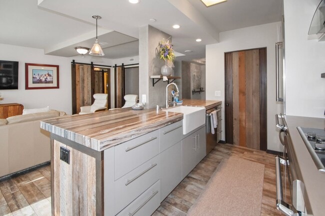 Building Photo - 1810 Avenida Del Mundo