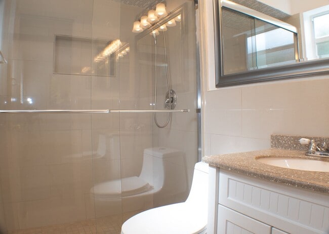 Building Photo - Charming Hollywood Home