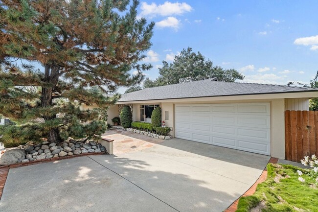 Building Photo - Mid-Century modern 3bd 2ba home located in...