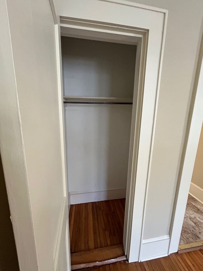 Building Photo - Central - Beautifully Restored and Updated Apartment