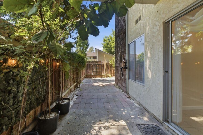 Building Photo - 965 S Idaho St