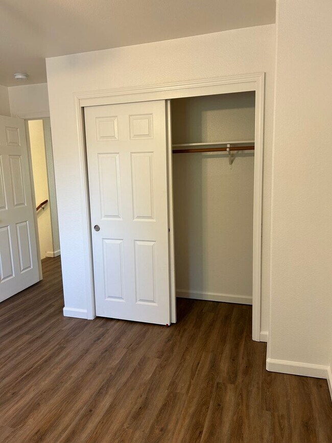 Building Photo - 582 Morgan Dr