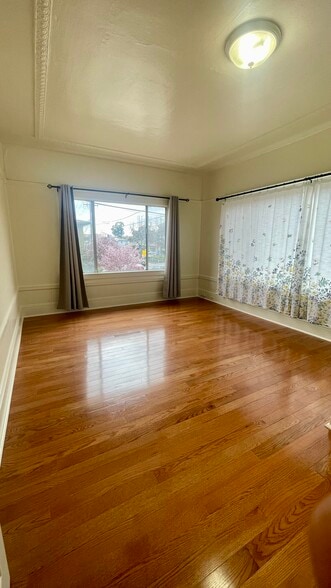 Building Photo - 566 53rd St