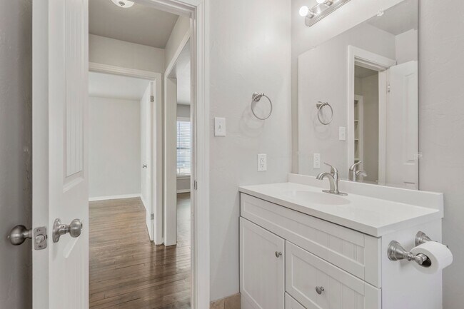 Building Photo - Live/work One Bedroom with Study in Plaza ...