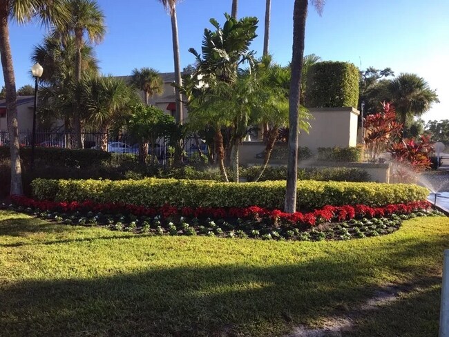 Building Photo - Avalon 2Bedrooms/1Bath Condo with front-row pool view!