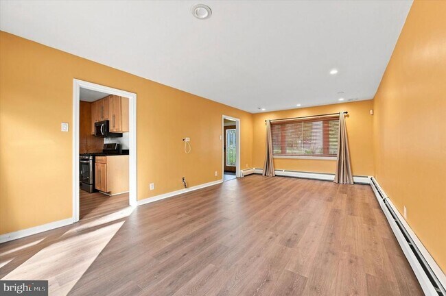Building Photo - 840 Delmont Dr