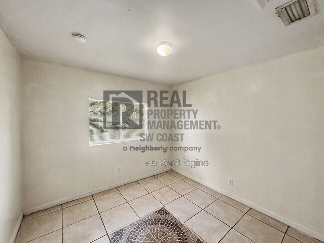 Building Photo - 910 East 12th Street