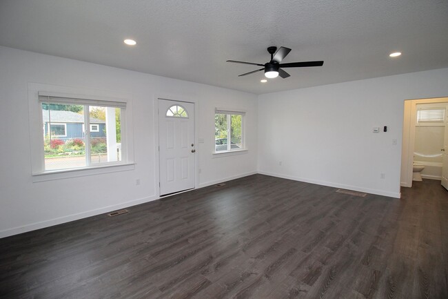 Building Photo - 7225 SE 65th Ave