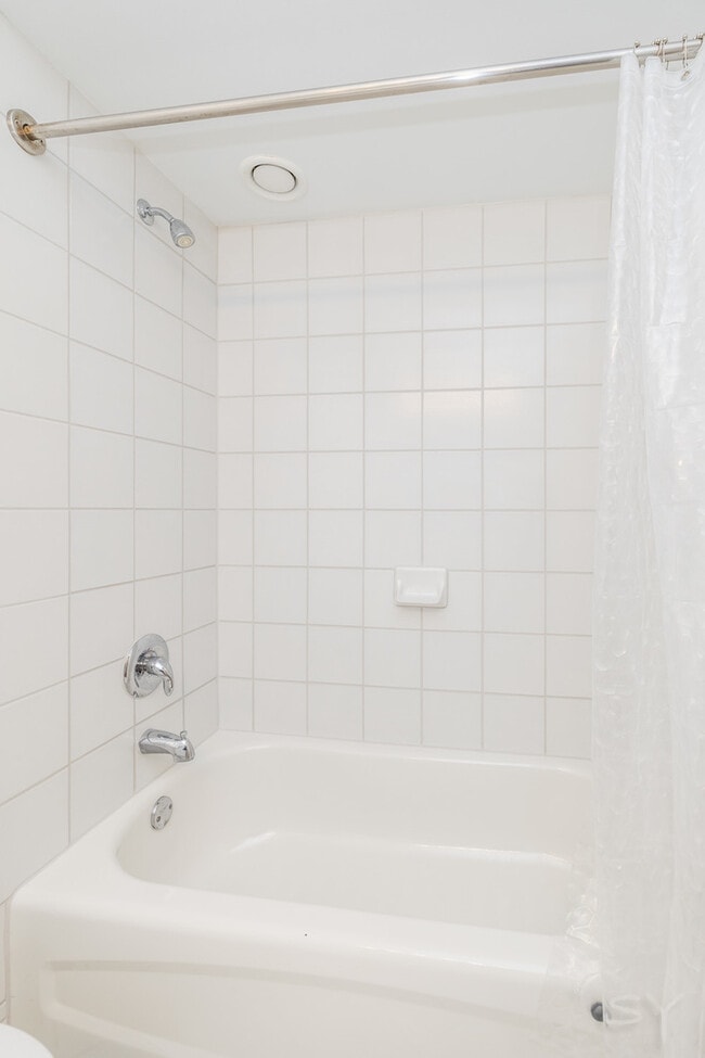 Building Photo - 345 N La Salle Dr