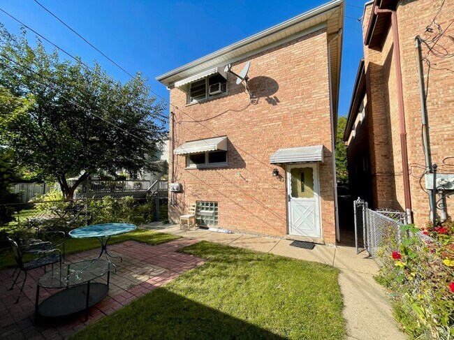 Building Photo - Freshly Renovated 3-Bed in Jefferson Park – In-Unit Laundry & Modern Upgrades!