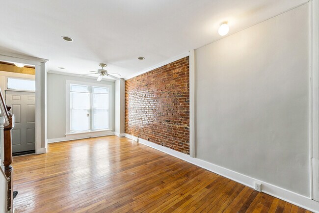 Building Photo - 3 Bedroom Townhome