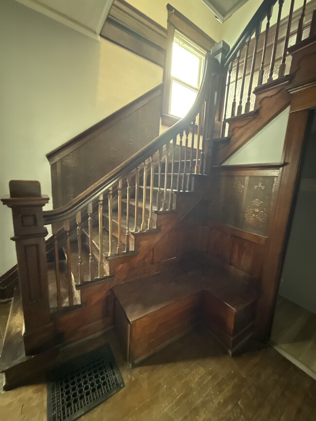 Building Photo - 913 10th St