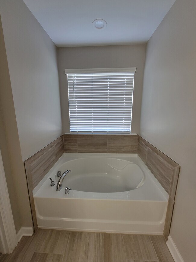 Building Photo - 5806 Clan Maclaine Dr