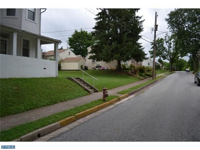 Building Photo - 825 Maple Ave