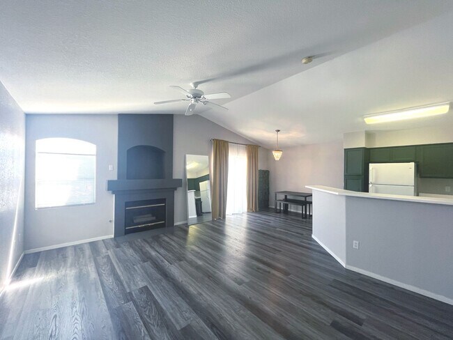 Building Photo - 2 bed, 2 bath condo located in gated community w/lush landscaping, 2 pools, spas, BBQ areas & clu...