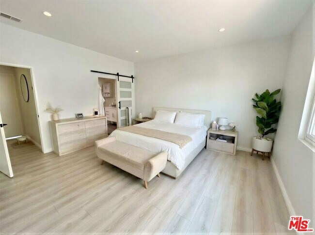 Building Photo - 5139 Balboa Blvd