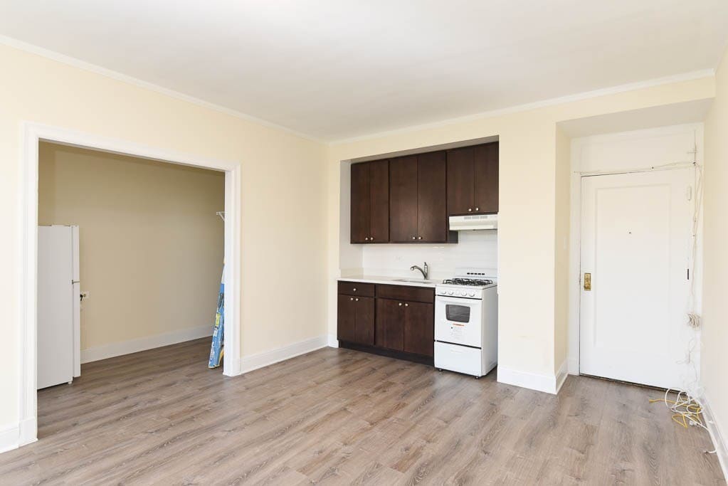 Building Photo - 3335 W Diversey Ave