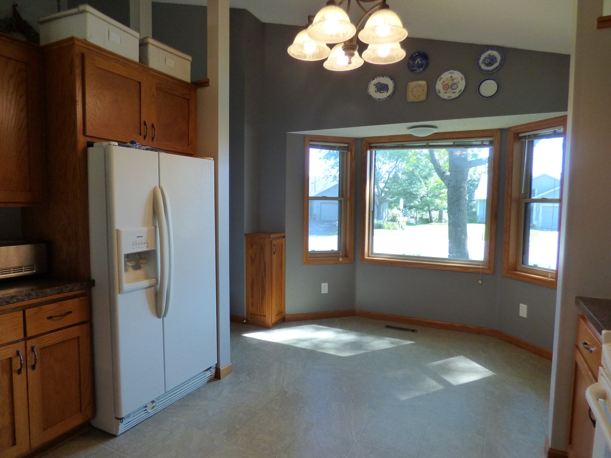 Bay window with eat-in area in kitchen - 8475 168th St W