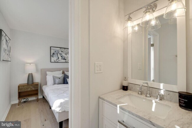 Building Photo - Gorgeous 2 Bedroom 2.5 Bath in Chevy Chase