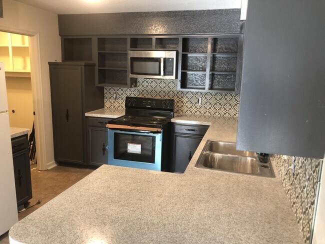 Building Photo - 6112 S Lakewood Ave