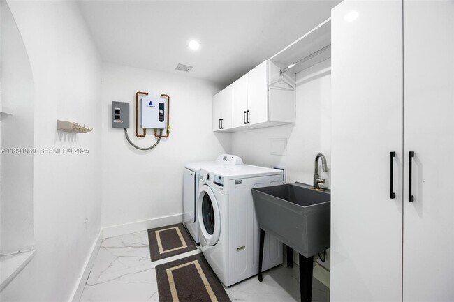 Building Photo - 1651 SW 13th Ave