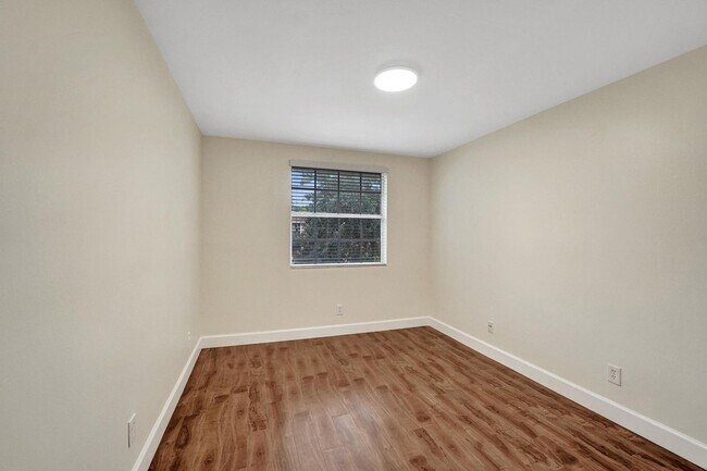 Building Photo - 949 Jade Ct