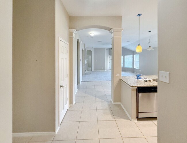 Building Photo - Beautiful, spacious 3B/2B home near the lake