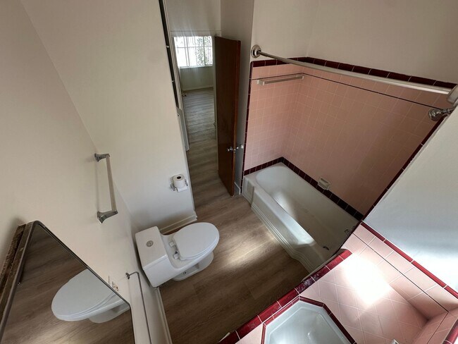Building Photo - $500 OFF 1ST MONTHS RENT! Bright 2 Bedroom...