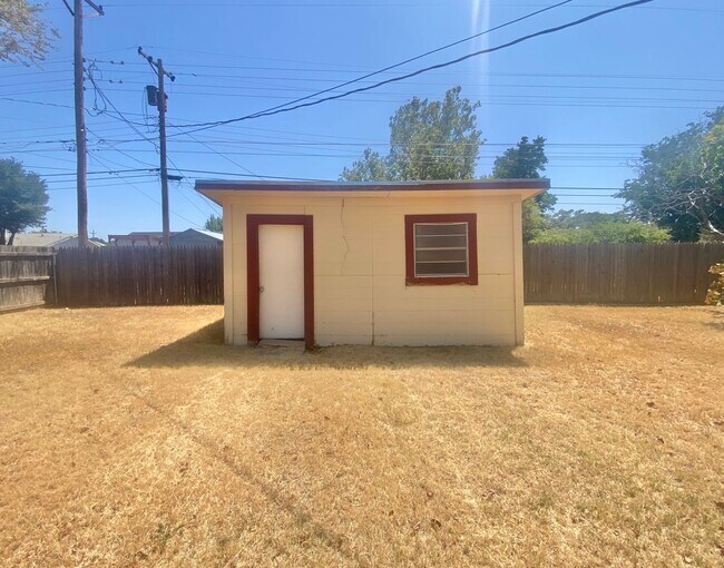 Building Photo - NOW AVAILABLE - Great 3 bedroom 2 bath nea...
