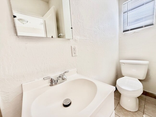 Building Photo - Cozy 1 bedroom 1 bathroom apartment available for lease in Yuma, AZ!