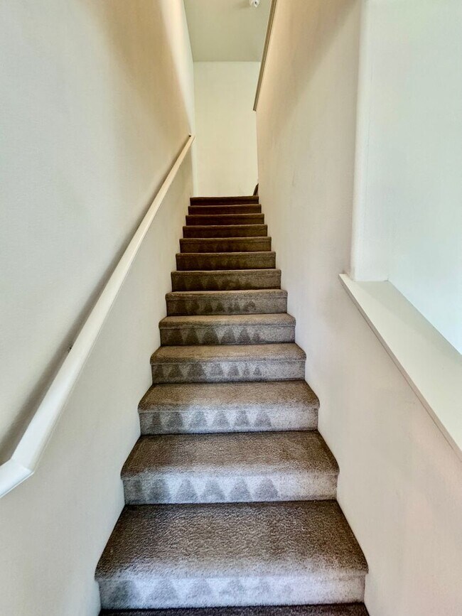 Building Photo - Perfect 5 bedroom, 3.5 bath home with atta...