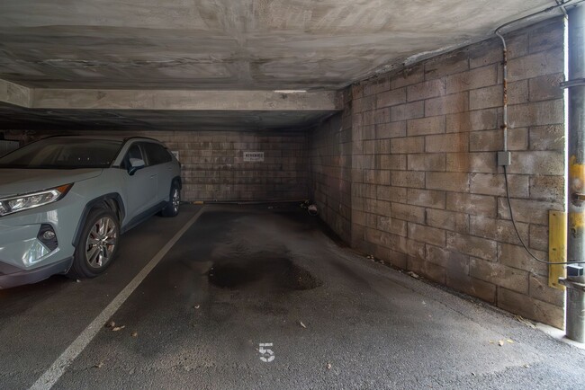 Building Photo - Upgraded Condo w/ Assigned Parking Near H1...