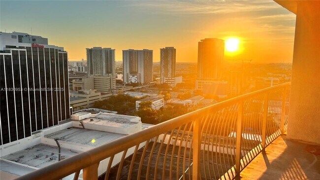 Building Photo - 1750 N Bayshore Dr