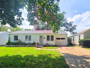Building Photo - 3 Bedroom, 2 Bath Home with Bonus Room & Double Driveway