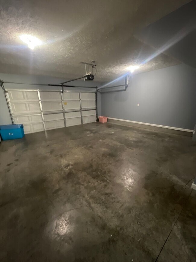 Building Photo - Great location! Close to Everything!