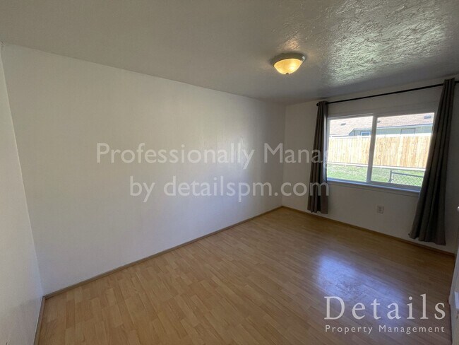 Building Photo - 116 Oak St