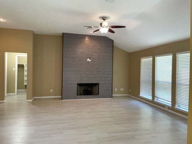 Building Photo - 7114 Glen Rosa Dr