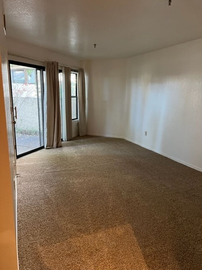 Building Photo - 22 Sierra Lakeside Ln