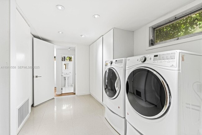 Building Photo - 11015 Lakeside Dr