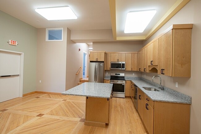 Building Photo - 140 Main St