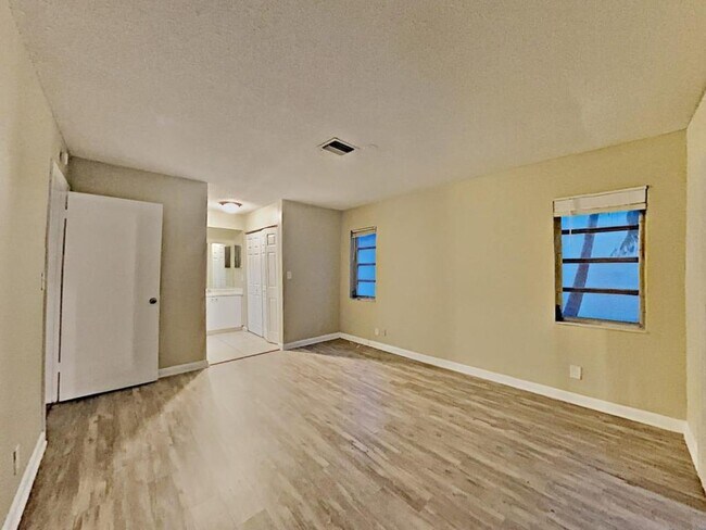 Building Photo - 9350 NW 35th Manor