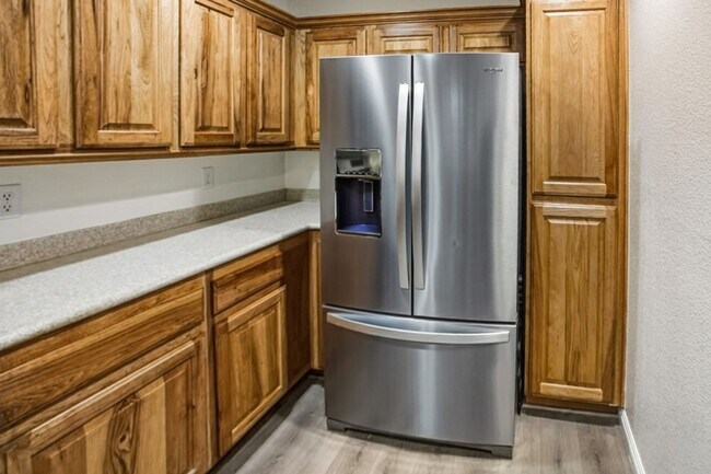 Building Photo - Beautiful 3 Bed Home With 3 Full Baths And Bed and Full Bath On 1st Floor