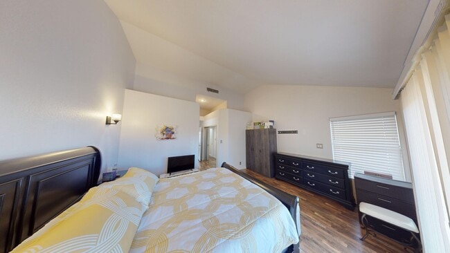 Building Photo - Spanish Trails Guard Gated Townhome!