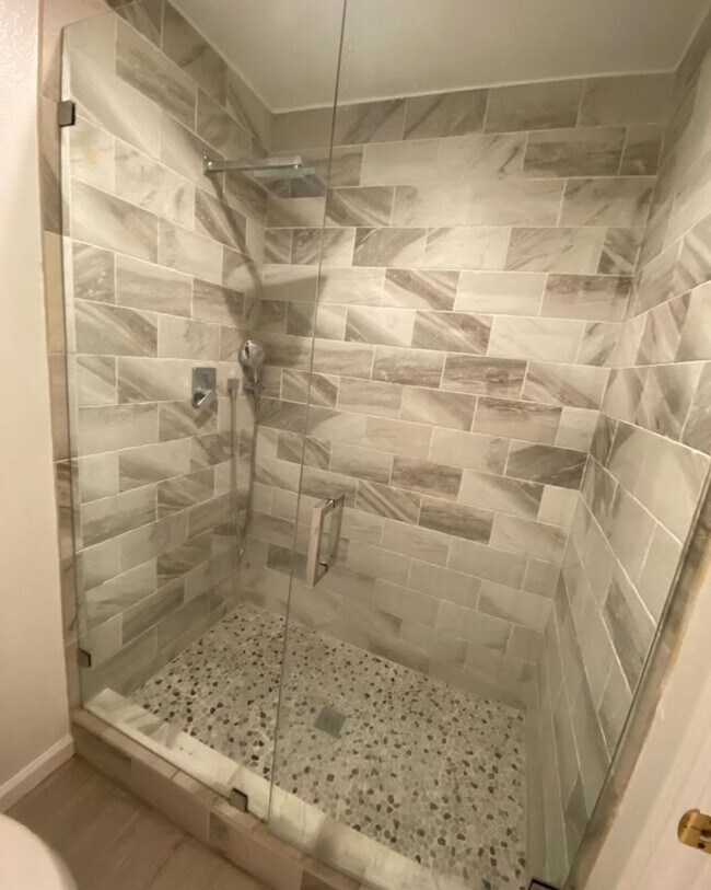 Building Photo - Beautifully Renovated 3+2 Creekside Condo ...