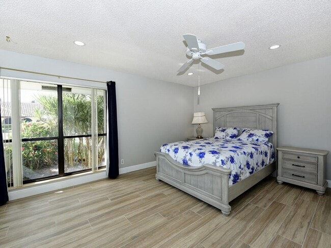 Building Photo - 5979 Pinebrook Dr